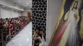 Umat Katolik mengikuti Misa Malam Natal 2018 di Gereja Santo Petrus, Solo, Jawa Tengah, Senin (24/12/2018). Pelaksanaan ibadah Misa Malam Natal untuk memperingati kelahiran Yesus Kristus di Solo berlangsung aman dan khidmat. (ANTARA FOTO/Mohammad Ayudha/kye)