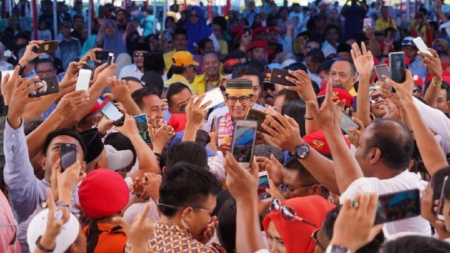 Mulai dari harga komoditas, lapangan pekerjaan hingga soal guru honorer.