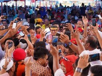 Di Kampung JK, Sandi Uno Diserbu Masalah Ekonomi Rakyat