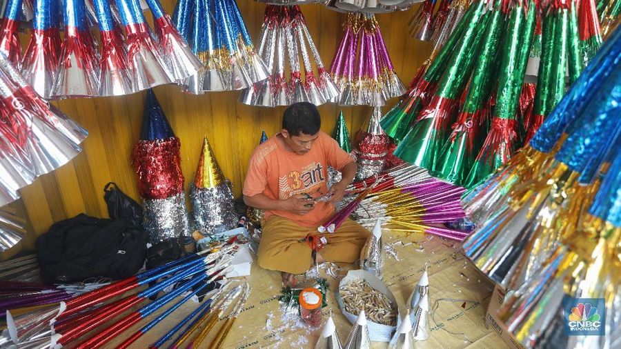 Seminggu menjelang perayaan malam tahun baru 2019 pengerajin mulai menjajakan terompet