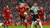 Jordan Henderson berusaha mengontrol bola dari umpan dari rekan setimnya. Henderson mampu menjaga pertahanan The Reds di lini tengah. (Reuters/Lee Smith)