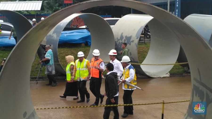 Presiden Joko Widodo meninjau perkembangan pembangunan Bendungan Sukamahi di Kecamatan Megamendung, Kabupaten Bogor, Jawa Barat, Rabu (26/12/2018).