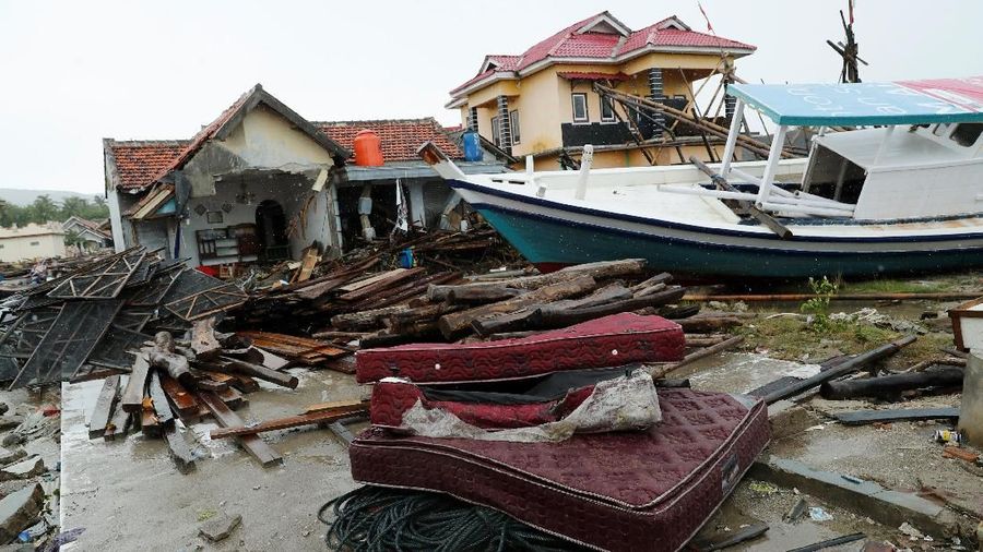 Tim pencarian dan penyelamatan memfokuskan diri di Kecamatan Sumur, dekat ujung barat daya Jawa.