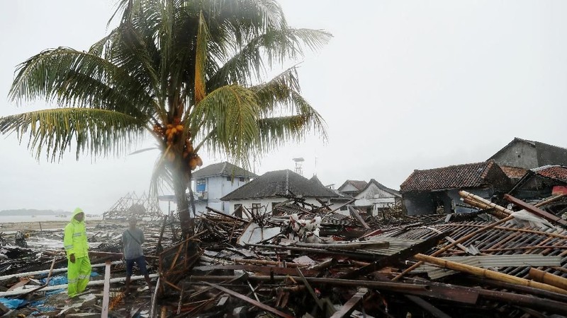 Tim pencarian dan penyelamatan memfokuskan diri di Kecamatan Sumur, dekat ujung barat daya Jawa.