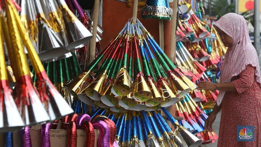 Seminggu menjelang perayaan malam tahun baru 2019 pengerajin mulai menjajakan terompet