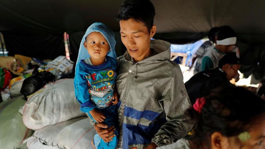 Kecamatan Sumur disebut lokasi yang paling parah terdampak tsunami tersebut. Ribuan orang harus mengungsi.