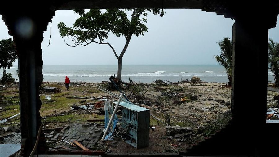 Kecamatan Sumur disebut lokasi yang paling parah terdampak tsunami tersebut. Ribuan orang harus mengungsi.