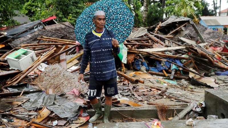 Tim pencarian dan penyelamatan memfokuskan diri di Kecamatan Sumur, dekat ujung barat daya Jawa.