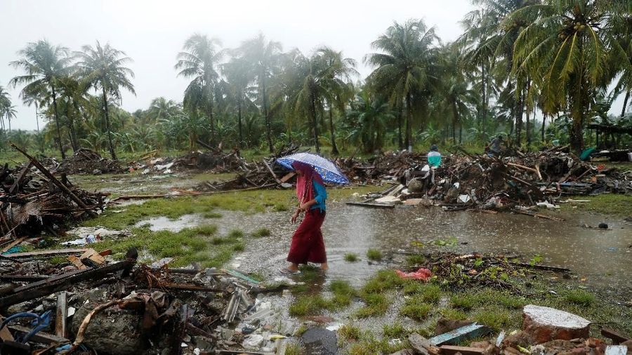 Tim pencarian dan penyelamatan memfokuskan diri di Kecamatan Sumur, dekat ujung barat daya Jawa.