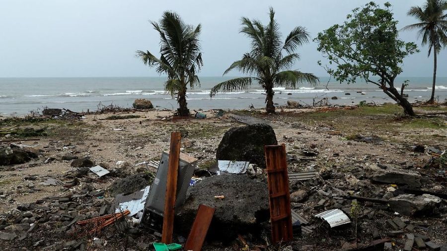 Debris is seen along a beach after a tsunami, near Sumur, Banten province, Indonesia December 26, 2018. REUTERS/Jorge Silva
