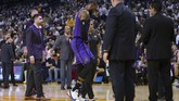 LeBron James ditarik ke luar arena setelah tak kuat lagi melanjutkan pertandingan untuk Los Angeles Lakers pada kuarter ketiga. (Kyle Terada-USA TODAY Sports)