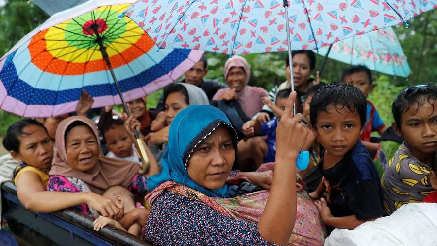 Tim pencarian dan penyelamatan memfokuskan diri di Kecamatan Sumur, dekat ujung barat daya Jawa.