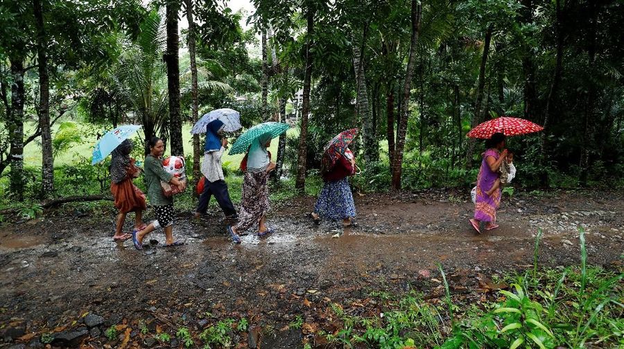 Kecamatan Sumur disebut lokasi yang paling parah terdampak tsunami tersebut. Ribuan orang harus mengungsi.