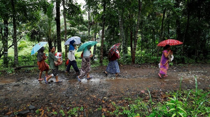 Kecamatan Sumur disebut lokasi yang paling parah terdampak tsunami tersebut. Ribuan orang harus mengungsi.