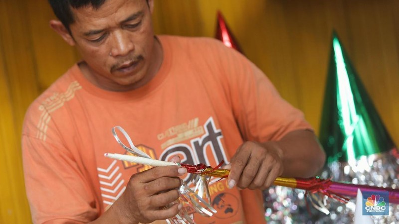 Seminggu menjelang perayaan malam tahun baru 2019 pengerajin mulai menjajakan terompet