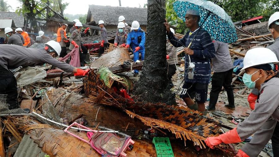 Tim pencarian dan penyelamatan memfokuskan diri di Kecamatan Sumur, dekat ujung barat daya Jawa.