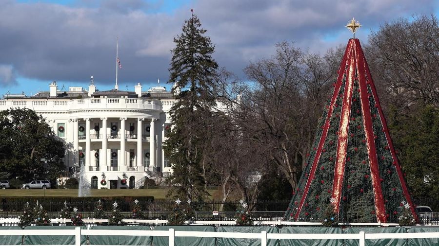 Tourists and visitors are unable to visit the National Christmas Tree near the White House due to its closure by the National Park Service because of the ongoing partial federal government shutdown, in Washington, U.S. December 22, 2018. REUTERS/Jonathan Ernst