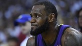 LeBron James yang tampak kecewa karena tak lagi meneruskan laga sejak kuarter ketiga. LA Lakers sempat tertinggal 26-32 di quarter ketiga, namun menutup laga dengan kemenangan 127-101 di markas Warriors. (Thearon W. Henderson/Getty Images/AFP)
