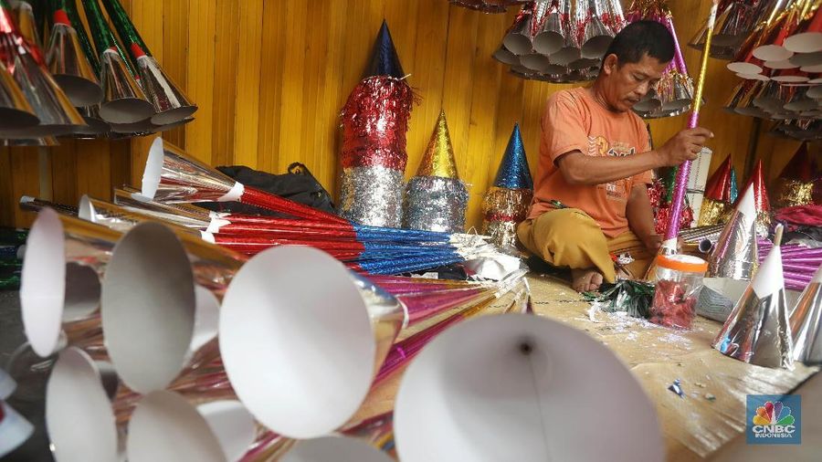Seminggu menjelang perayaan malam tahun baru 2019 pengerajin mulai menjajakan terompet