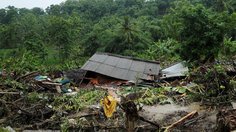 Kecamatan Sumur disebut lokasi yang paling parah terdampak tsunami tersebut. Ribuan orang harus mengungsi.