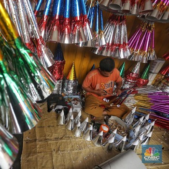 Mengintip Penjualan Terompet Jelang Tahun Baru