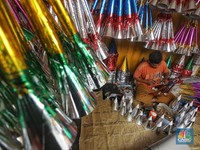Mengintip Penjualan Terompet Jelang Tahun Baru