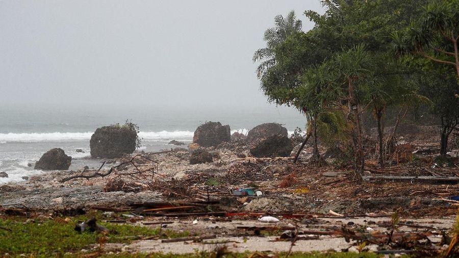 Kecamatan Sumur disebut lokasi yang paling parah terdampak tsunami tersebut. Ribuan orang harus mengungsi.