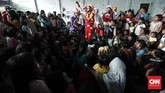 Para badut mengajak anak-anak bermain sulap dan hiburan lucu lainnya untuk mengurangi trauma tsunami. (CNNIndonesia/Safir Makki)