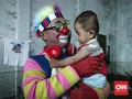 FOTO : Aksi Badut Sembuhkan 'Luka' Anak Korban Tsunami Banten