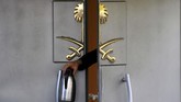 Seorang staf memegang termos di pintu masuk Konsulat Arab Saudi di Istanbul, Turki, tempat jurnalis Jamal Khashoggi dibunuh pada 2 Oktober 2018. (REUTERS/Osman Orsal)