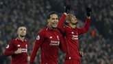 Fabinho merayakan golnya bersama Virgil van Dijk. Kemenangan atas Newcastle United membuat Liverpool unggul enam poin atas Tottenham Hotspur. (Reuters/Lee Smith)