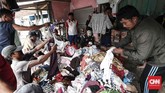 Warga menerima bantuan di permukiman yang rusak akibat terjangan tsunami di Desa Sumber Jaya, Kecamatan Sumur, Pandeglang, Rabu, 26 Desember 2018. (CNNIndonesia/Safir Makki)