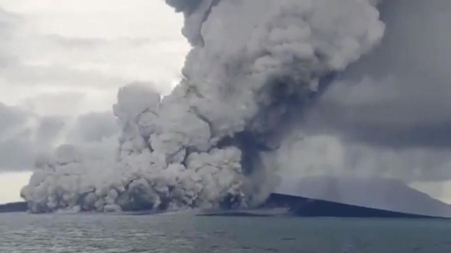 Gunung Anak Krakatau erupsi hari ini, sebabkan abu yang membumbung 1600 meter