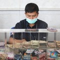Petugas penukaran uang lama melayani nasabah di kantor Pusat Bank Indonesia, Jakarta, Kamis, (27/12/2018). Bank Indonesia (BI) memberikan waktu kepada masyarakat untuk menukarkan empat pecahan uang kertas tahun emisi 1998 dan 1999 hingga 30 Desember
