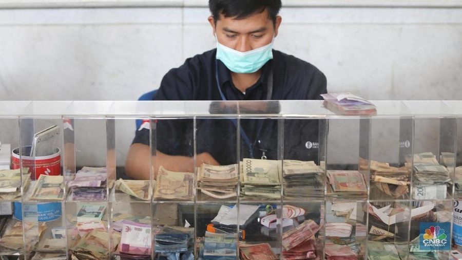 Petugas penukaran uang lama melayani nasabah di kantor Pusat Bank Indonesia, Jakarta, Kamis, (27/12/2018). Bank Indonesia (BI) memberikan waktu kepada masyarakat untuk menukarkan empat pecahan uang kertas tahun emisi 1998 dan 1999 hingga 30 Desember