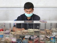 Ramai-Ramai Tukar Uang Rp 100.000-an 'Plastik' di BI