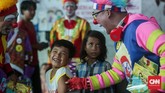 Kelompok Aku Badut Indonesia menghibur anak-anak pengungsi terdampak tsunami selat sunda di Posko Pengungsian Kecamatan Labuan, Kabupaten Pandeglang, Banten, Kamis (27/12). (CNNIndonesia/Safir Makki)
