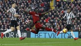 Aksi Sadio Mane sempat mengancam gawang Newcastle United. Sayang, pemain asal Senegal itu gagal menyumbang gol untuk Liverpool. (REUTERS/Phil Noble)