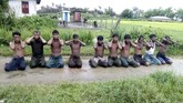 Sepuluh pria Muslim Rohingya berlutut dengan tangan terlipat di belakang kepala sebelum dibantai di Desa Inn Din, Myanmar. (Handout via REUTERS)