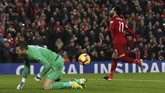 Mohamed Salah mencetak gol kedua Liverpool melalui eksekusi penalti setelah pemain asal Mesir itu dilanggar pemain Newcastle United, Paul Dummett. (Reuters/Lee Smith)