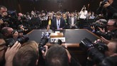 CEO Facebook, Mark Zuckeberg, dalam sesi tanya jawab mengenai skandal pencurian data di hadapan Komite Perdagangan, Sains, dan Transportasi juga Komite Kehakiman Senat di Capitol Hill, Washington. (JIM WATSON/AFP)