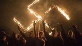 Pendukung Gerakan Sosialis Nasional mengacungkan salam Nazi dalam acara pembakaran swastika di satu lokasi di Georgia, Amerika Serikat. (REUTERS/Go Nakamura)