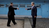 Sesaat sebelum pemimpin tertinggi Korea Utara, Kim Jong-un, bersalaman dengan Presiden Korea Selatan, Moon Jae-in, di perbatasan kedua negara, memulai upaya perdamaian bersejarah. (Korea Summit Press Pool/Pool via Reuters)