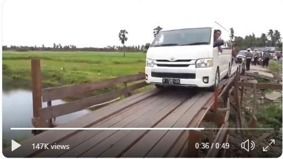 Jarak Desa tersebut sekitar 20 kilometer dari Sengkang, yang menjadi ibukota Kabupaten Wajo.