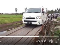 Sandi Uno Heran Lihat Jalan Desa di Wajo Bak Indiana Jones