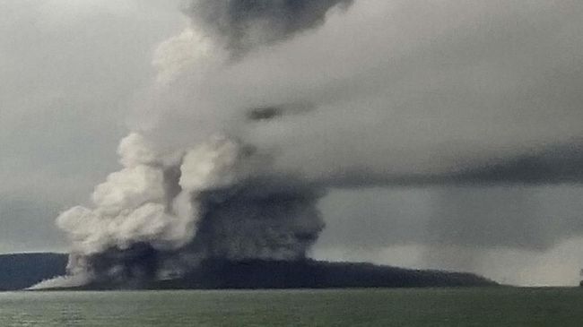 Petir dan Semburan Abu Terlihat di Gunung Anak Krakatau