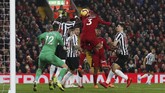 Gelandang asal Brasil Fabinho mencetak gol ke gawang Newcastle United dengan sundulan pada menit ke-85 dan menutup kemenangan tuan rumah 4-0. (Reuters/Lee Smith)