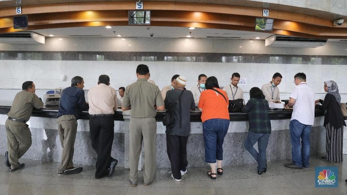 Petugas penukaran uang lama melayani nasabah di kantor Pusat Bank Indonesia, Jakarta, Kamis, (27/12/2018). Bank Indonesia (BI) memberikan waktu kepada masyarakat untuk menukarkan empat pecahan uang kertas tahun emisi 1998 dan 1999 hingga 30 Desember 2018.