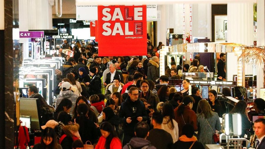 Shoppers during the Boxing Day sales on Oxford Street in central London, Britain December 26 2018. REUTERS/Henry Nicholls