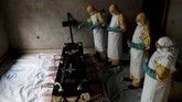 Petugas medis menyemprot sebuah ruangan ketika upacara pemakaman Kavugho Cindi Dorcas yang diyakini meninggal karena Ebola di Beni, Kongo. (REUTERS/Goran Tomasevic)